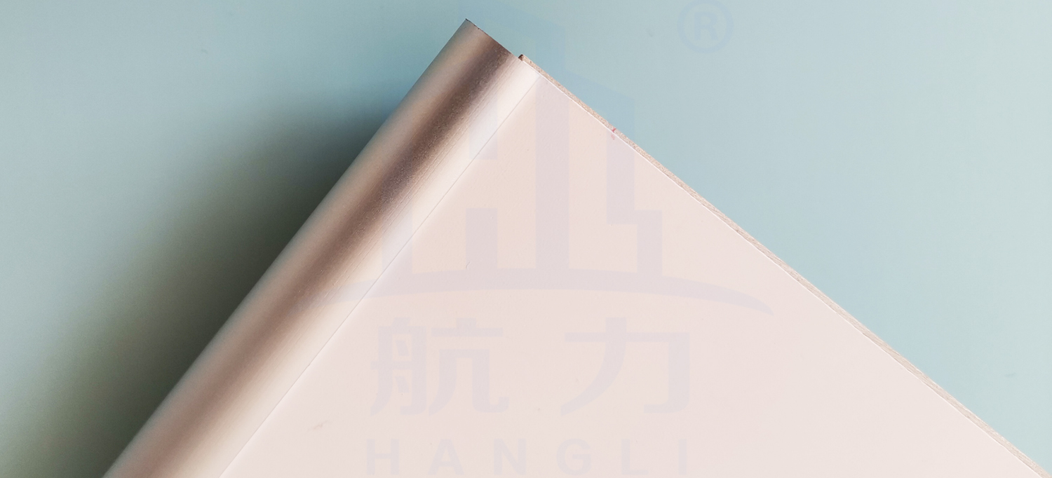 以石英纖維防火板為基材；  ●綠色環(huán)保，無甲醛、無石棉；  ●A級阻燃，防火、防潮；  ●堅固耐用，超長壽命；  ●質輕高強、隔音隔熱；  ●裝配式安裝，省時、省力、經濟；  ●表面涂層使用納米無機涂料，抗菌、防腐、防蛀、易清潔；